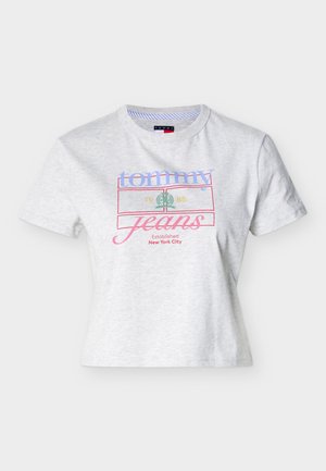 Tricou scurt cu mânecă scurtă gri deschis, cu textul și logo-ul "tommy jeans Established New York City 1985" în culori pastel, în centrul părții frontale.