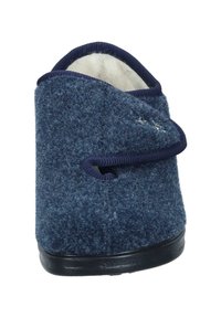Dunkelblaue Hausschuhe aus weichem, strukturiertem Material und mit einem plüschigen Innenfutter. Sie verfügen über ein gewickeltes Design mit schwarzer Sohle und elastischem Saum für einen sicheren Sitz.