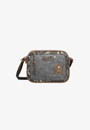 Bolso cruzado sintético gris con un diseño estampado, detalles en dorado, cierre de cremallera y correa ajustable. Presenta un logo y un charm decorativo.