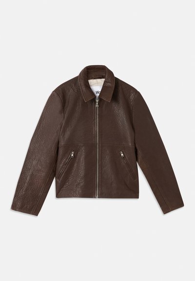 Braune Lederjacke mit strukturierter Oberfläche, Reißverschluss und zwei Seitentaschen. Mit klassischem Kragen und geradem Schnitt.