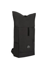 Čierny ruksak s rolovacím vrchom vyrobený z odolnej látky. Obsahuje predný zips, obdĺžnikový tvar a detail loga na prednom paneli.