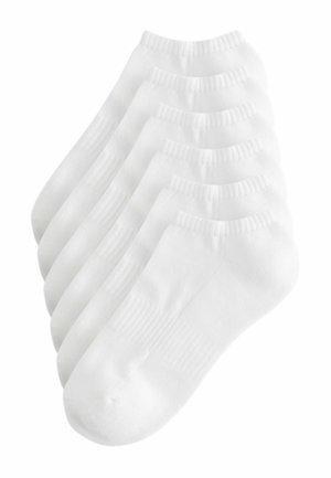 Set di sei calzini bianchi da caviglia impilati diagonalmente, design semplice con polsini a costine e area dell'arco plantare texturizzata.
