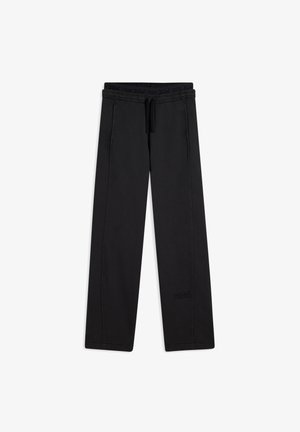 Pantalones de chándal negros con cintura elástica y cordón ajustable. Presentan bolsillos laterales, diseño de pierna recta y detalle de logo cerca del dobladillo.