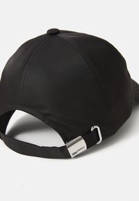 Schwarze Stoff-Baseballkappe mit glatter Textur, gebogenem Schirm und verstellbarem Riemen mit einem silbernen Metallschnalle und Branding-Detail.