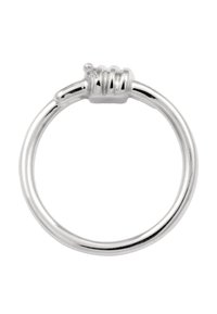 Hõbedane metallring, millel on sile, ümmargune kuju ja tekstureeritud riba ühes punktis. Kujunduses on ühelt poolt keerutatud aksent.