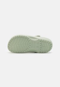 Suola di scarpa in gomma verde con un motivo a intaglio testurizzato, con marchio e indicazioni della taglia impressi sulla superficie.