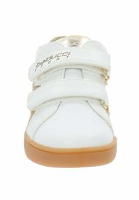 Scarpa da ginnastica bianca con due cinturini in velcro, dettagli dorati e suola in gomma naturale. Presenta un colletto imbottito e una zona della punta rinforzata.