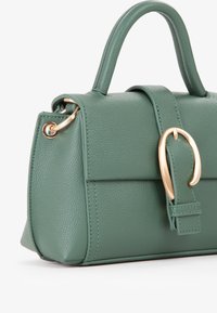 Borsa a mano in pelle verde con una finitura liscia, dettagli in hardware dorato, forma strutturata e manici corti.