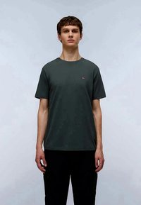 Temnozeleni kratki rokavi T-shirt iz bombaža. Okrugel izrez, sproščen kroj, s svetlo rdečim logotipom na levem prsnem delu. Enostaven dizajn.
