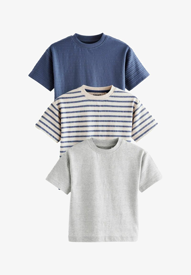 Tre t-shirts stablet: navy tekstureret, cremet stribet med blå, og ensfarvet grå. Korte ærmer og rund hals, lavet af bomuldsblanding.