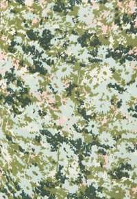 Tejido de camuflaje que presenta una mezcla de tonos verdes, azul claro y rosa con un patrón texturizado de manchas y formas abstractas.