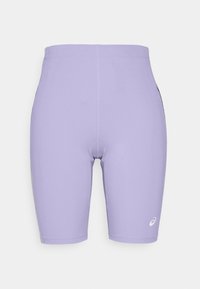 Lila fietsbroek gemaakt van rekbaar materiaal met een gladde textuur. Heeft een hoge taille en een klein logo aan de onderkant aan de linkerkant.