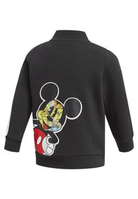 Felpa nera con una grafica a colori di Topolino, con colletto alto e maniche lunghe. Accentuata da strisce bianche lungo le maniche.