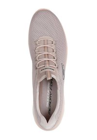 Hellrosa Skechers-Sneaker mit atmungsaktivem Mesh-Obermaterial, elastischem Schnürdesign und "Memory Foam"-Branding auf der Innensohle.