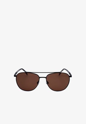 Occhiali da sole aviator in metallo nero con lenti marroni sfumate e naselli regolabili su sfondo bianco.