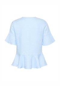 Světle modrý peplum top vyrobený z lnu, s krátkými rozšířenými rukávy, kulatým výstřihem a volánkovým lemem. Jednoduchá a hladká textura.