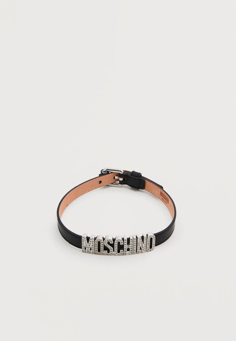 Μαύρο δερμάτινο κολάρο με ασημένια γράμματα "MOSCHINO" διακοσμημένα με στρας και μεταλλικό κούμπωμα.