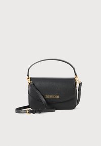 Schwarze Lederhandtasche mit goldenem Logo, Klappen-Design und verstellbarem Tragegurt. Besitzt eine glatte Textur und minimalistisches Zubehör.