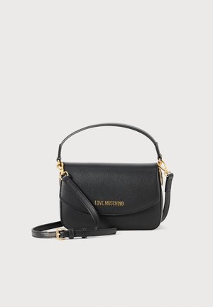 Czarna skórzana torebka z złotym logo, z klapką i regulowanym paskiem. Posiada gładką teksturę i minimalistyczne okucia.