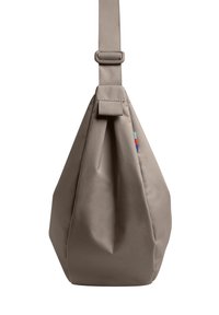 Borsa a tracolla beige realizzata in materiale resistente, con tracolla regolabile, forma arrotondata e piccolo accento multicolore sul lato.