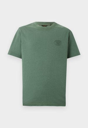 Grünes T-Shirt mit kurzen Ärmeln und Rundhalsausschnitt, mit einem kleinen runden schwarzen Logo auf der linken Brust, auf dem "Jack & Jones Premium" steht.