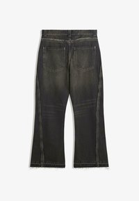 Črne denim flare kavbojke z surovim robom, dvema zadnjima žepoma in kontrastnim šivanjem ob bočnih šivih. Mehka, teksturirana površina.