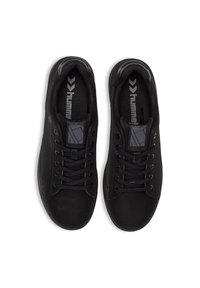 Baskets de style court noires avec une tige synthétique lisse, une languette texturée et des lacets plats. Comprend des œillets renforcés et un logo contrastant.