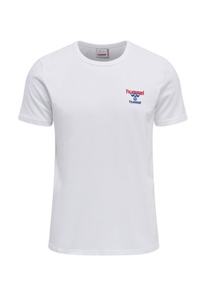 Biała koszulka z krótkim rękawem i okrągłym dekoltem z małym czerwono-niebieskim logo "hummel" po lewej stronie klatki piersiowej.