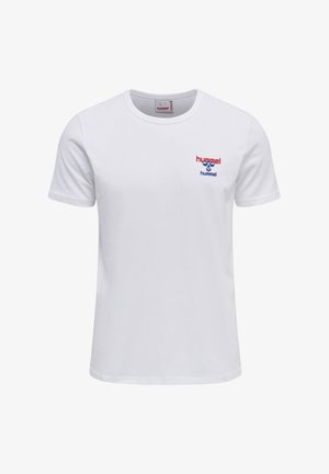 Biała koszulka z krótkim rękawem i okrągłym dekoltem z małym czerwono-niebieskim logo "hummel" po lewej stronie klatki piersiowej.