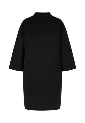 Abito nero oversize con un collo alto, maniche corte e larghe, e due tasche frontali. Realizzato in un tessuto morbido e testurizzato.