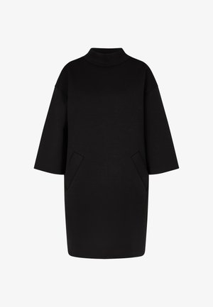 Schwarzes oversized Kleid mit hohem Kragen, kurzen, weiten Ärmeln und zwei vorderen Taschen. Hergestellt aus einem glatten, strukturierten Stoff.