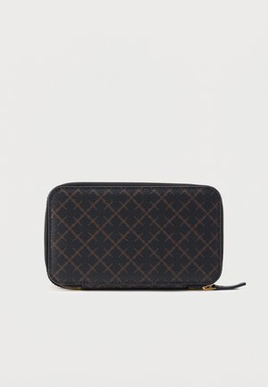 Portefeuille noir avec un motif géométrique marron. Texture lisse, fermeture à glissière, et un accent de quincaillerie dorée. Forme rectangulaire.