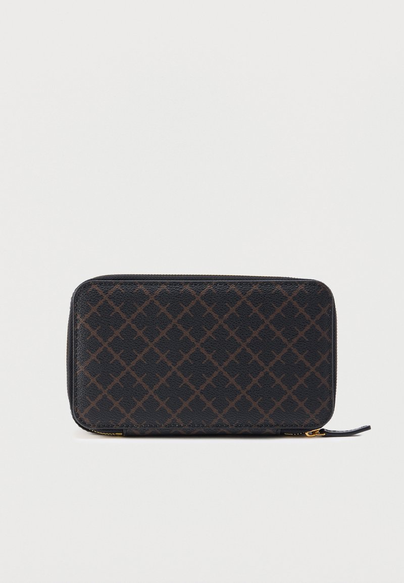 Μαύρο πορτοφόλι με γεωμετρικό μοτίβο σε καφέ χρώμα. Λείο υλικό, κλείσιμο με φερμουάρ και διακοσμητικό στοιχείο σε χρυσή απόχρωση. Ορθογώνιο σχήμα.