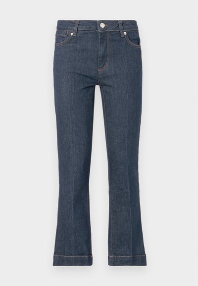 Jeans de denim azul escuro com um design ajustado, fundo boca de sino, cinco bolsos e costura em contraste. Fecho frontal com botão e fecho de correr.