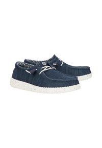 Scarpe in maglia blu navy con tomaia testurizzata, suola bianca maculata e lacci tono su tono. L'interno presenta una fodera a contrasto con motivo.
