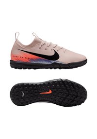 Scarpe da calcio Nike in pesca, con logo Swoosh nero, tomaia testurizzata e design a gradiente colorato. Suola in gomma nera con motivo testurizzato.