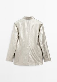 Metalen zilveren blazer met een reverskraag, lange mouwen en een licht gekreukelde textuur; ontworpen met een rechte snit en minimale details.