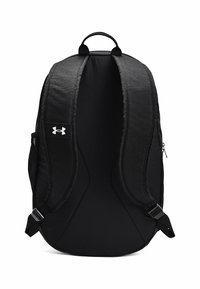 Zaino nero con schiena imbottita, spallacci doppi e tasche con zip. Presenta un'etichetta con logo sul lato e un design elegante e minimalista.