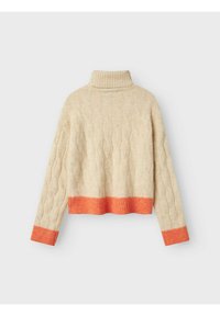Beige kabelstickad tröja med ribbat polokrage och ljusorange kant vid fållen och ärmsluten. Korta siluett.