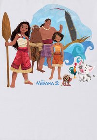 Umění k Disneyho Moana 2 zobrazuje postavy v jasných, vzorovaných oděvech. V pozadí se nachází kanoe a vlny. Jsou zahrnuta i významná zvířata.