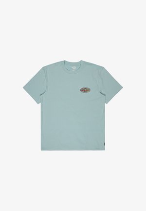 Svetlomodré bavlnené tričko s krátkymi rukávmi, s malým viacfarebným logom na ľavej strane hrudníka a okrúhlym výstrihom.