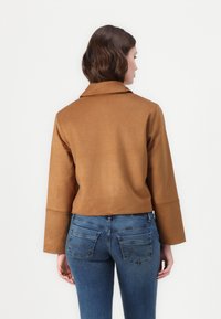 Abercrombie & Fitch Vegan Suede Button-Through Jacket - Veste mi-saison - tannin