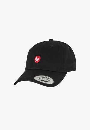 Cappello regolabile in cotone nero con logo ricamato rosso sul davanti. La visiera è curvata e il tessuto ha una consistenza liscia.