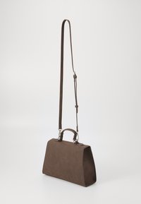 Sac à main en simili cuir marron avec une forme structurée, une poignée supérieure et une bandoulière réglable. Accents en matériau argenté.