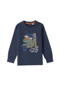 Langärmliges T-Shirt aus navy-blauem Baumwollstoff mit einem Cartoon-Krokodil-Motiv, das eine blaue Mütze trägt, sowie Graffiti-Schriftzug in Weiß und grünen Akzenten.