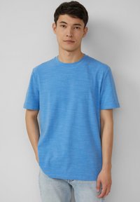 Blauwe T-shirt met korte mouwen gemaakt van zachte stof met een subtiele textuur. Ronde halslijn en een rechte zoom. Draag het met lichtblauwe jeans.