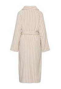 Szlafrok w jasnobeżowe paski z cienkimi brązowymi liniami, wykonany z miękkiej, teksturowanej tkaniny, z kołnierzem szalowym i paskiem w talii.