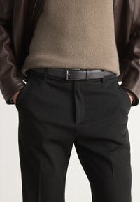 Δεν επιλέχθηκε, dark brown pebble