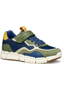 Baskets GEOX avec un mélange de matériaux bleu marine, vert olive et crème, dotées d'une semelle extérieure en caoutchouc texturé et d'une bande Velcro.