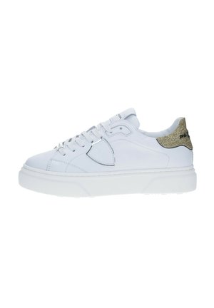 Sneakers blancs en cuir avec un bout arrondi, semelle plate en caoutchouc blanc et accent scintillant doré au niveau du talon. Présente un design classique à lacets.